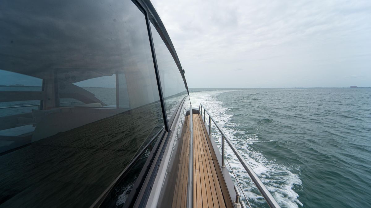 2009 Pershing 64 