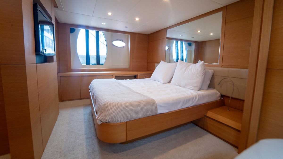 2009 Pershing 64 