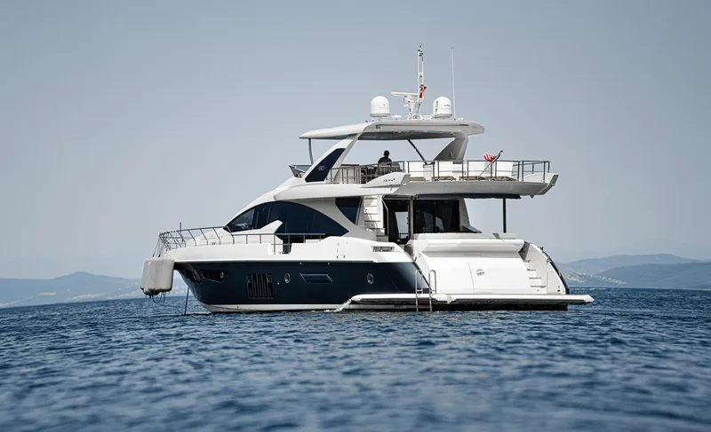  Yacht Photos Pics Luxury 2014 Azimut 80 yacht cruising on calm waters.