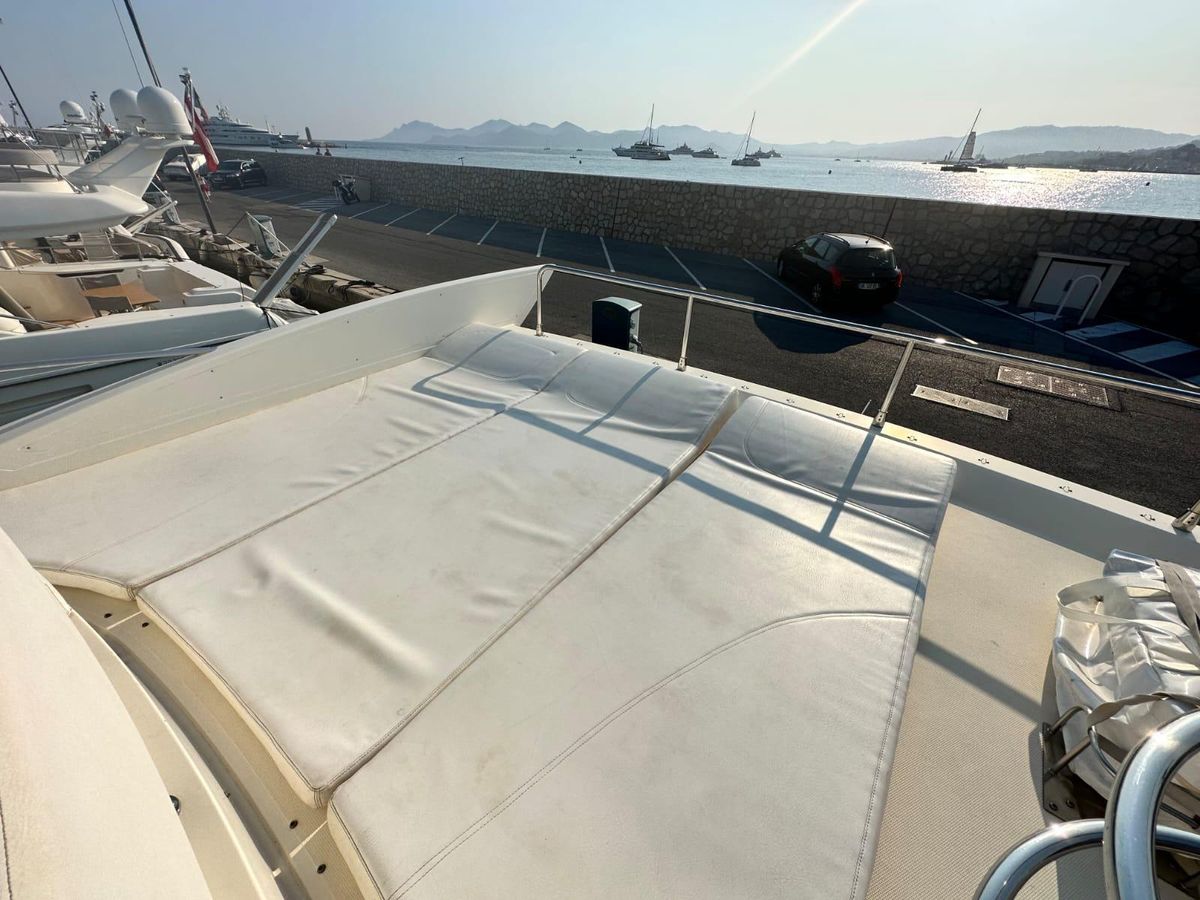2007 Azimut 65 