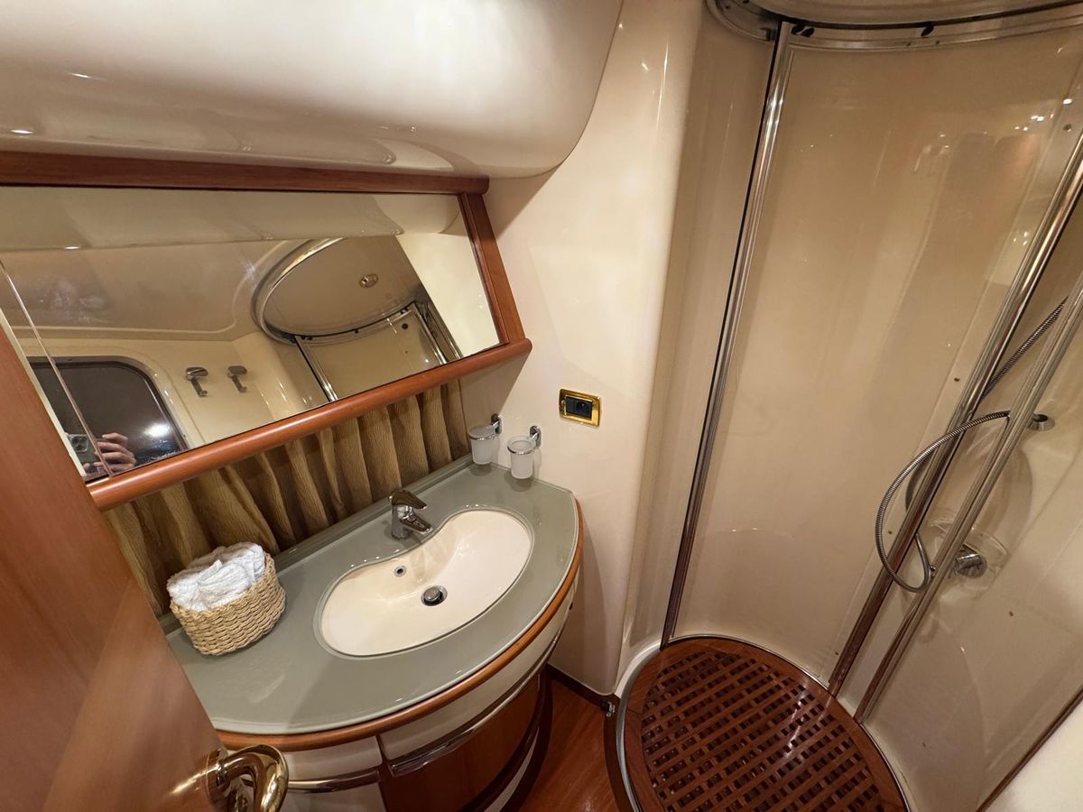 2007 Azimut 65 