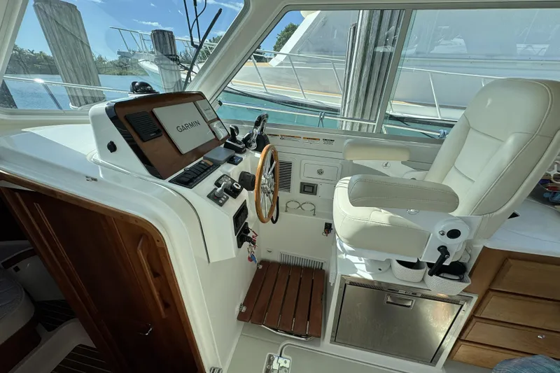 Swell Yacht Photos Pics 2020 Back Cove 34O helm with Garmin navigation, luxurious seating, and modern controls.