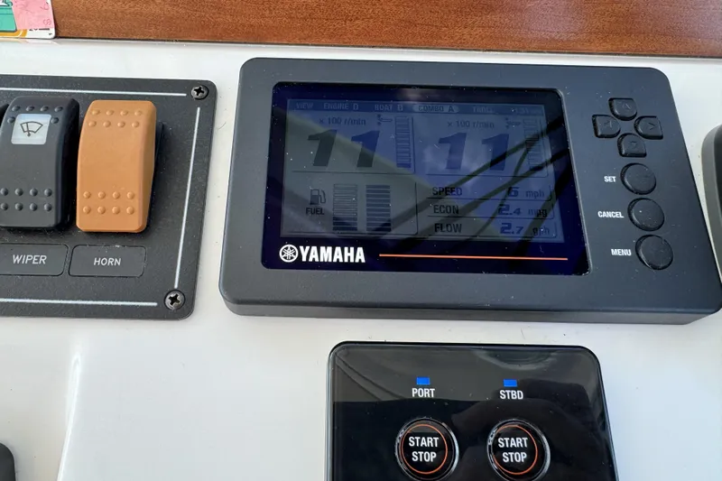 Swell Yacht Photos Pics Yamaha control panel on 2020 Back Cove 34O boat dashboard.