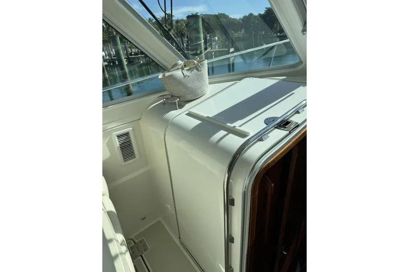 Swell Yacht Photos Pics Interior view of 2020 Back Cove 34O boat with sunlight and window reflections.