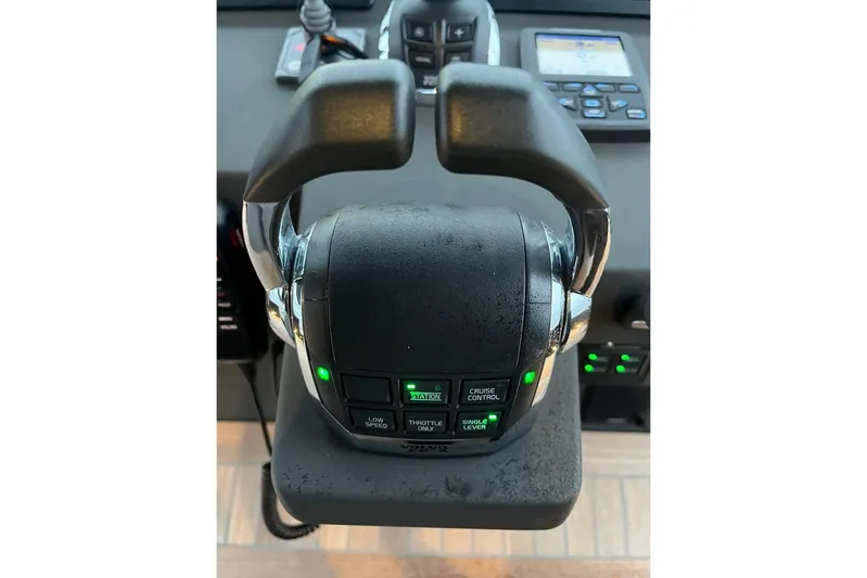Windy Sr52 Yacht Photos Pics Throttle controls of 2021 Windy SR52 yacht, featuring cruise control and low-speed settings.