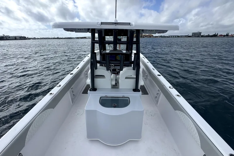  Yacht Photos Pics 2026 Twin Vee 280 GFX2 CC boat on open water, showcasing spacious deck and console.