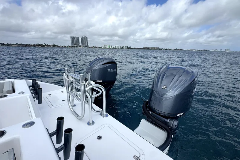  Yacht Photos Pics 2026 Twin Vee 280 GFX2 CC boat with Yamaha outboard engines on open water.