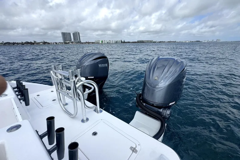  Yacht Photos Pics 2026 Twin Vee 280 GFX2 CC boat with Yamaha outboard engines on open water.