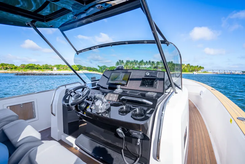 Gizmo Yacht Photos Pics 