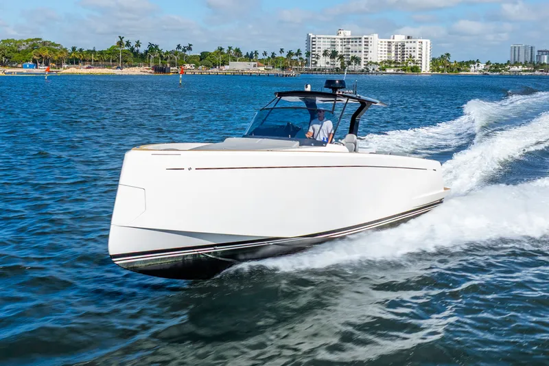 Gizmo Yacht Photos Pics 