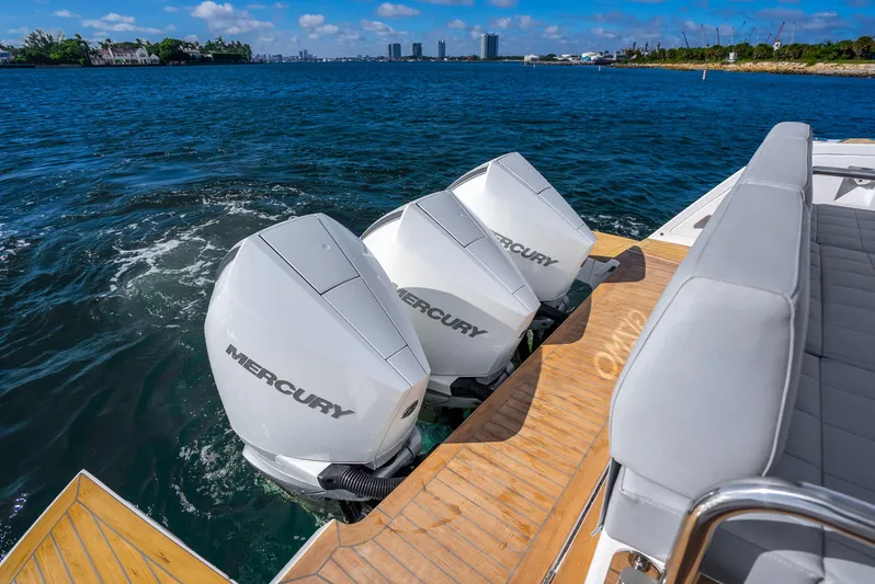 Gizmo Yacht Photos Pics 