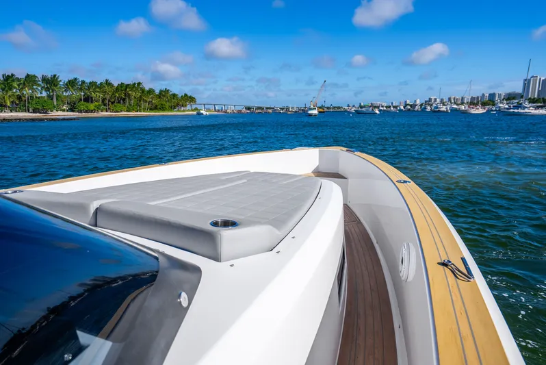 Gizmo Yacht Photos Pics 