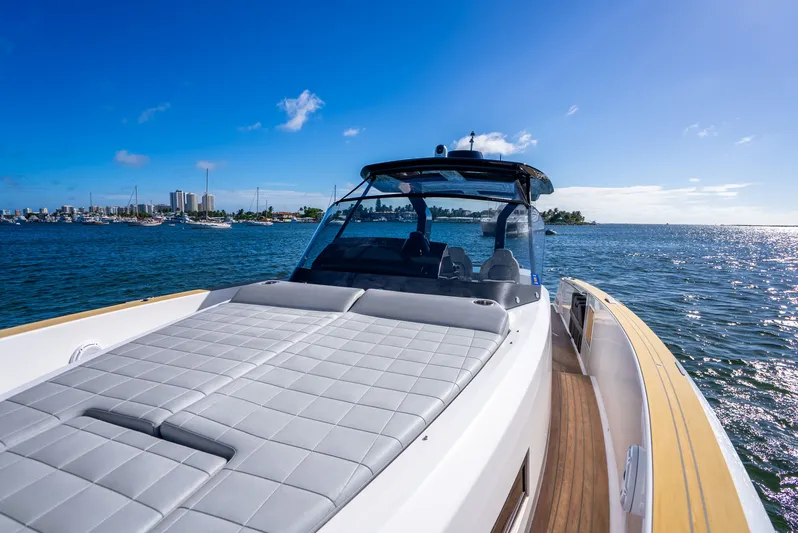 Gizmo Yacht Photos Pics 