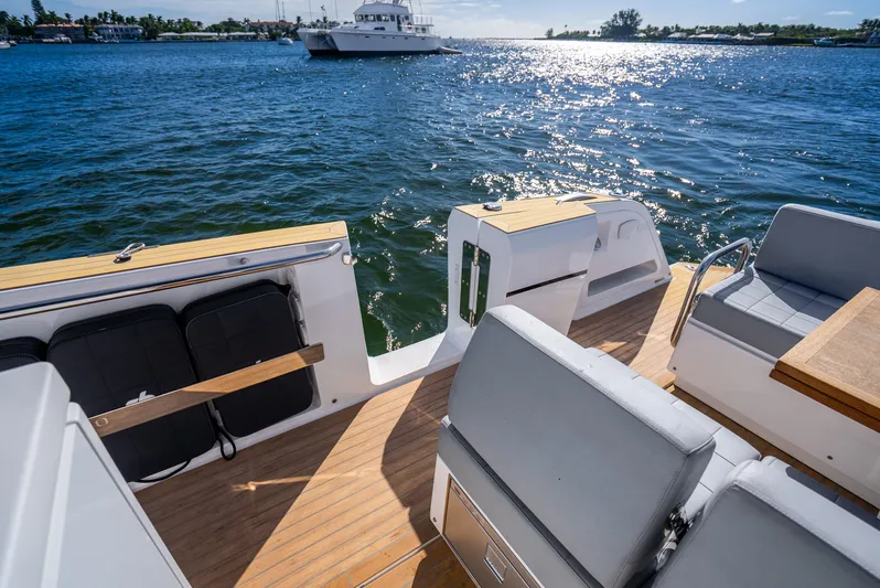 Gizmo Yacht Photos Pics 