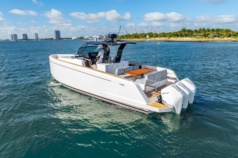 Gizmo Yacht Photos Pics 