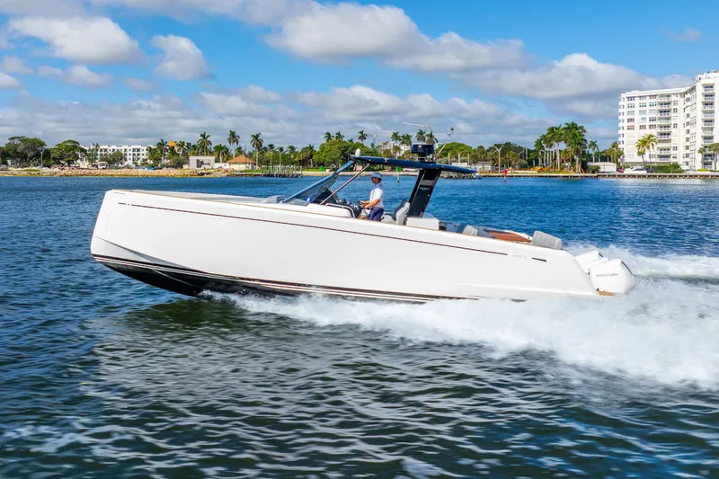 Gizmo Yacht Photos Pics 