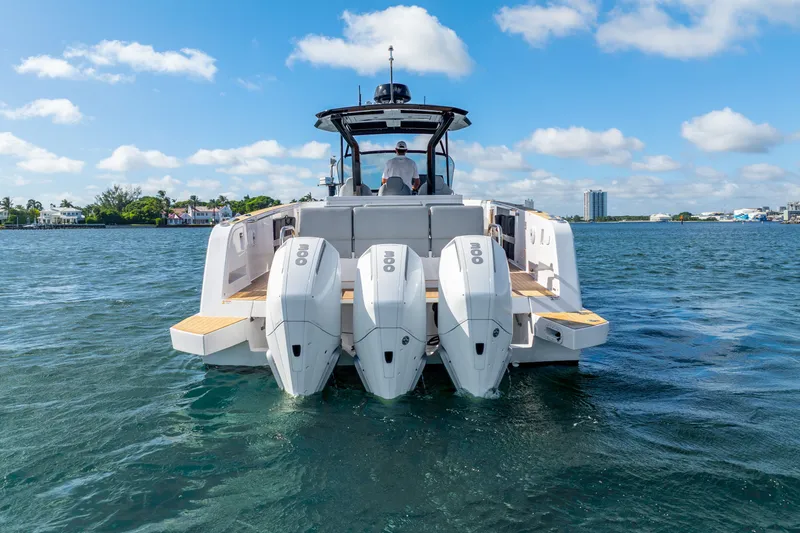 Gizmo Yacht Photos Pics 