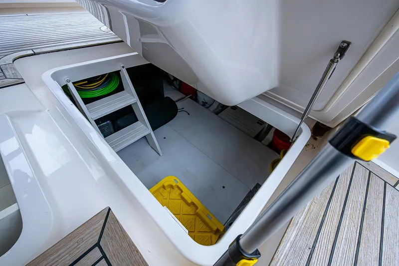 Tank Woo Yacht Photos Pics laz hatch