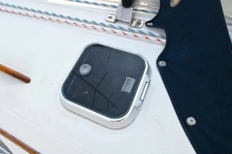 The Verdict III Yacht Photos Pics Sabre 452 yacht deck hatch, 2002 model, with ropes and cover.