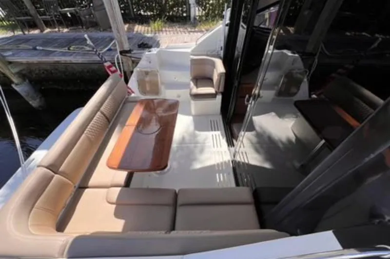  Yacht Photos Pics 2016 Sea Ray 400 Sundancer yacht interior with seating and table.