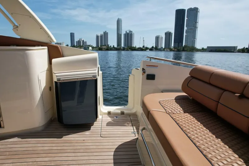  Yacht Photos Pics 2022 Chris-craft Launch 35 Gt - Image 10