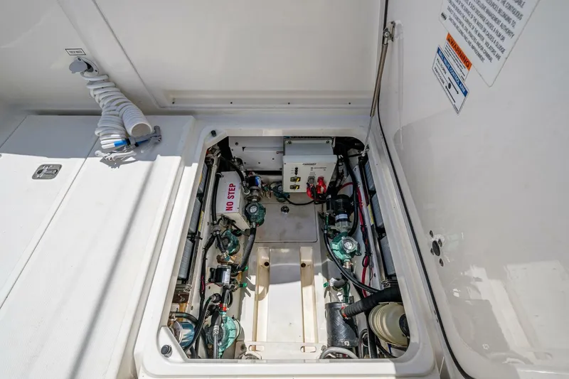  Yacht Photos Pics 2021 Pursuit 378 - Image 18