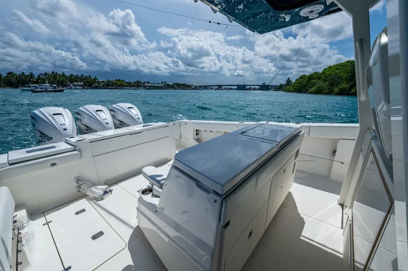  Yacht Photos Pics 2021 Pursuit 378 - Image 24