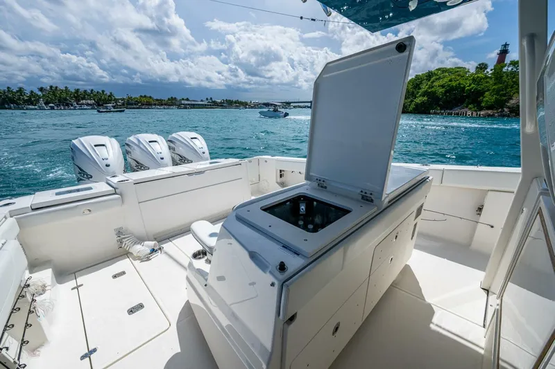  Yacht Photos Pics 2021 Pursuit 378 - Image 25