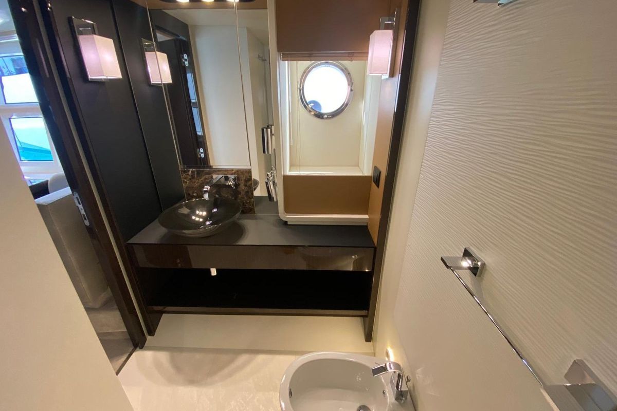 2016 Azimut 77 