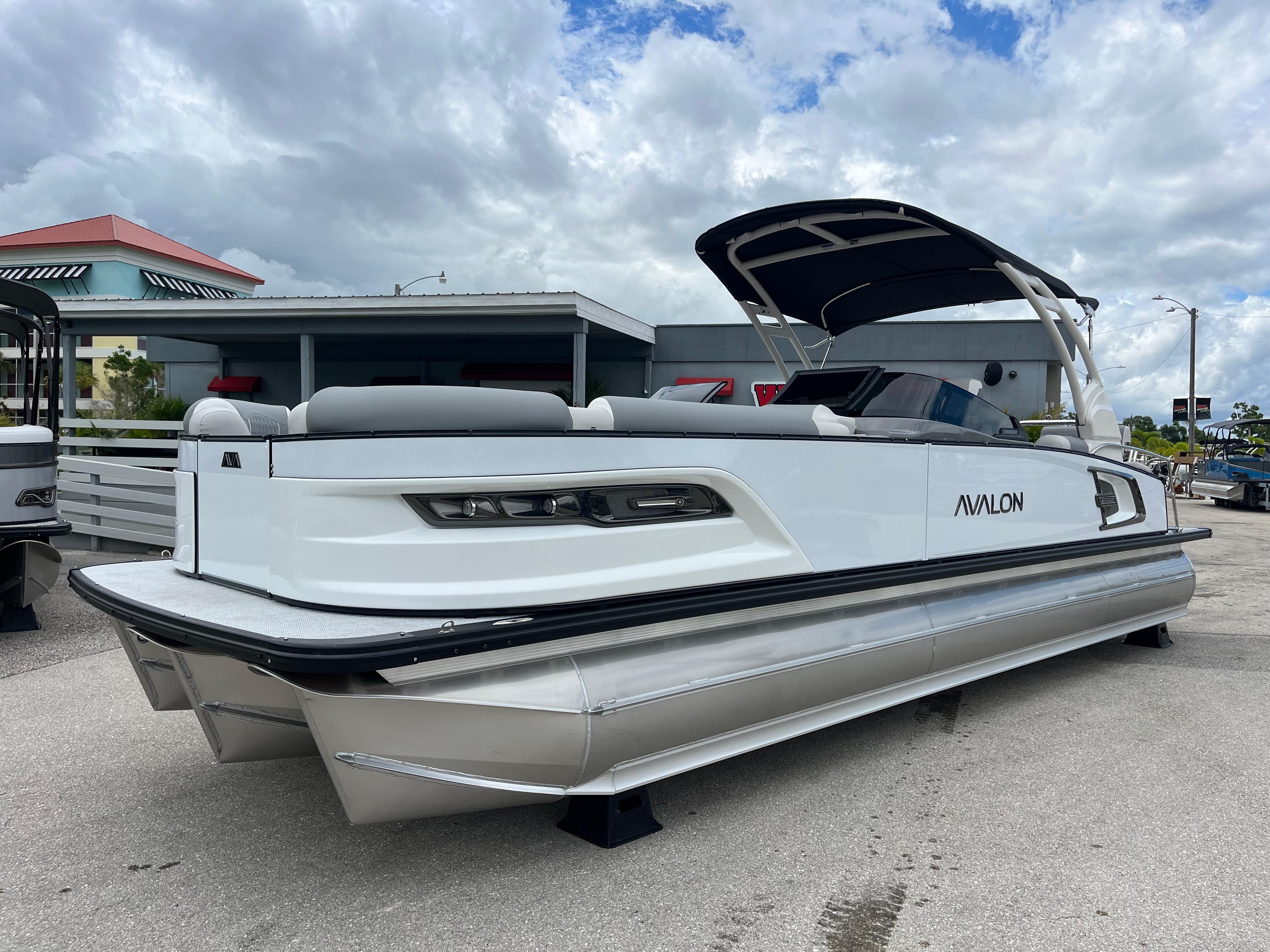 Avalon 2785 Excalibur LTD Windshield Quad Lounger, Tri toon, Mercury 400hp V-10