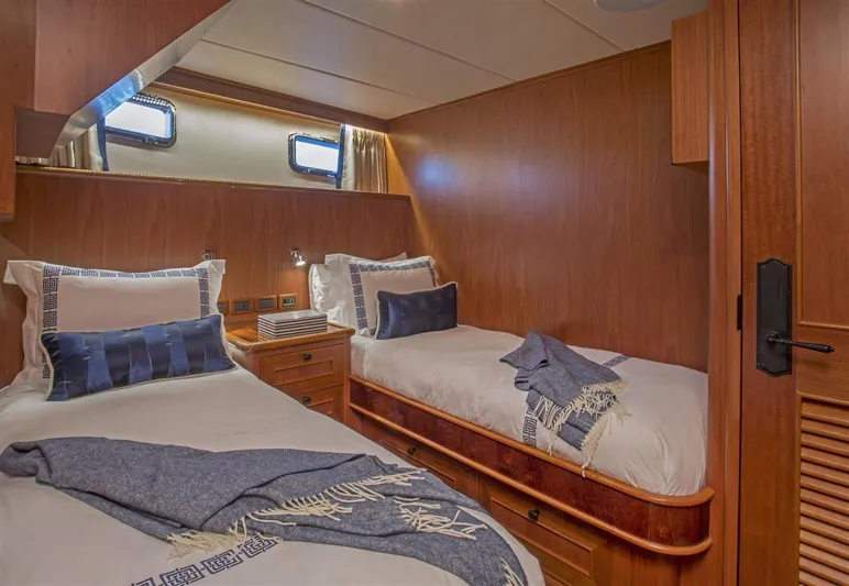 Insignia Yacht Photos Pics Luxurious twin cabin in 2017 Outer Reef Yachts 860 Deluxbridge Motoryacht.