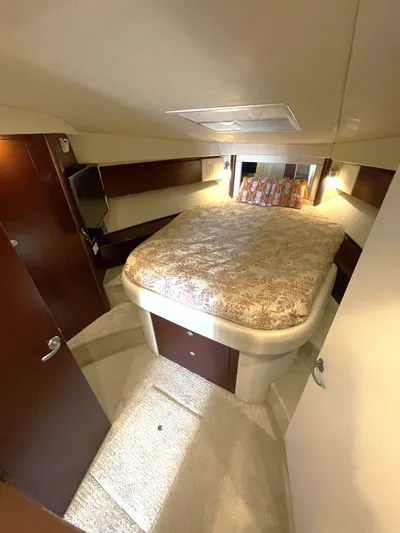 Tivoli II Yacht Photos Pics MASTER STATEROOM QUEEN ISLAND BERTH