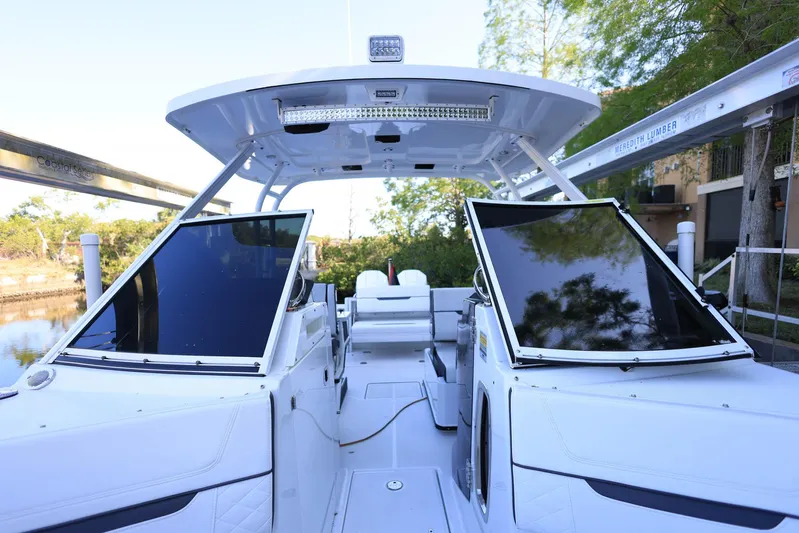  Yacht Photos Pics 2023 Blackfin 252 DC boat interior with open windshield and modern design.