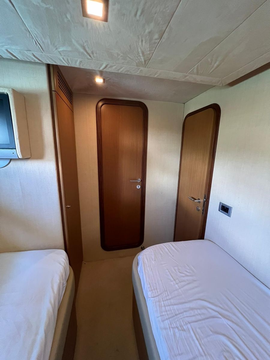 2006 Ferretti Yachts 74 
