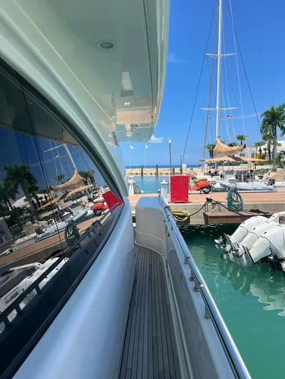 Amia Yacht Photos Pics 