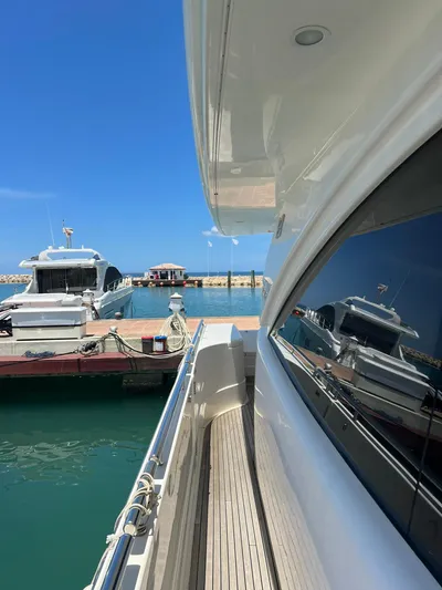 Amia Yacht Photos Pics 