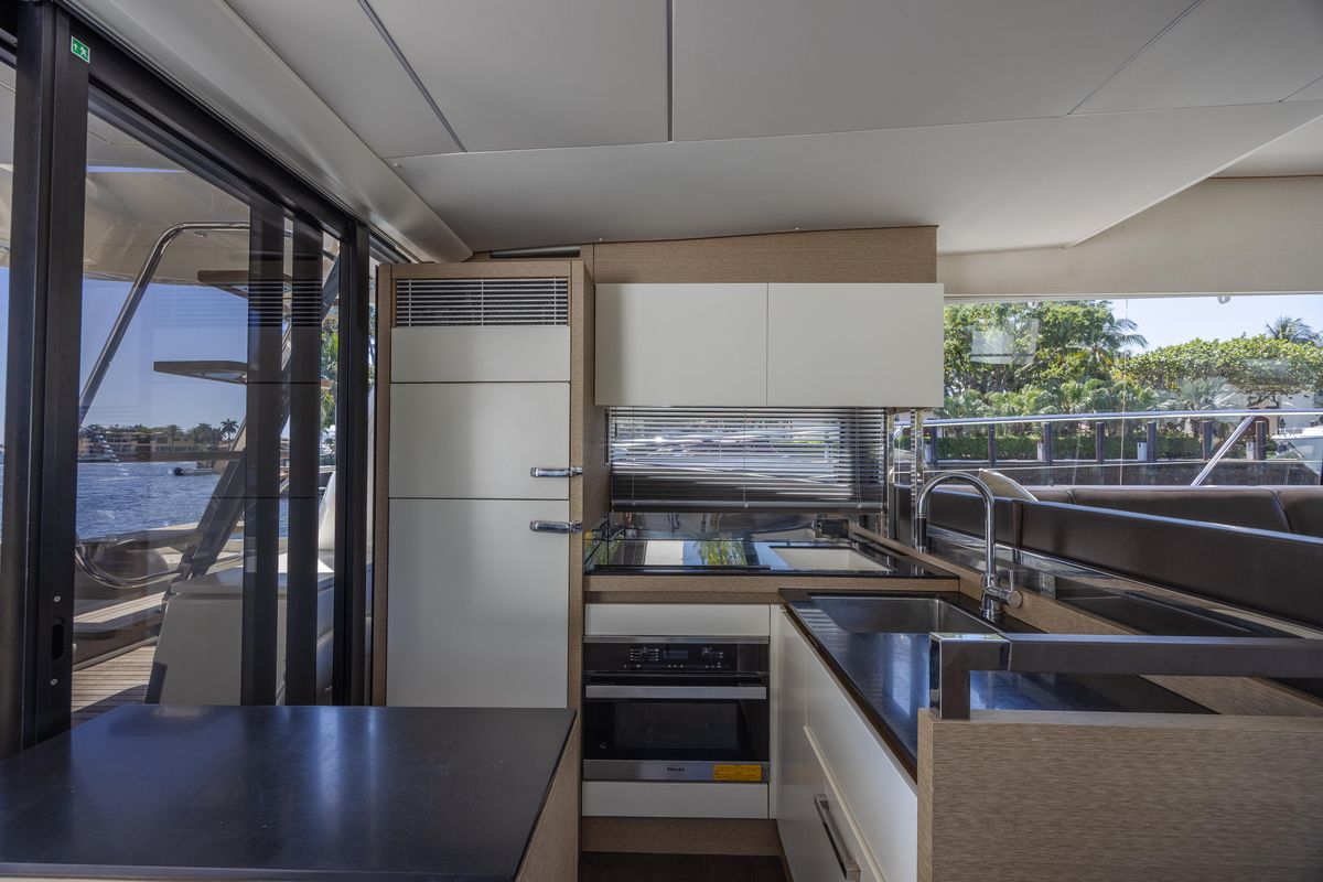 2018 Prestige 52 