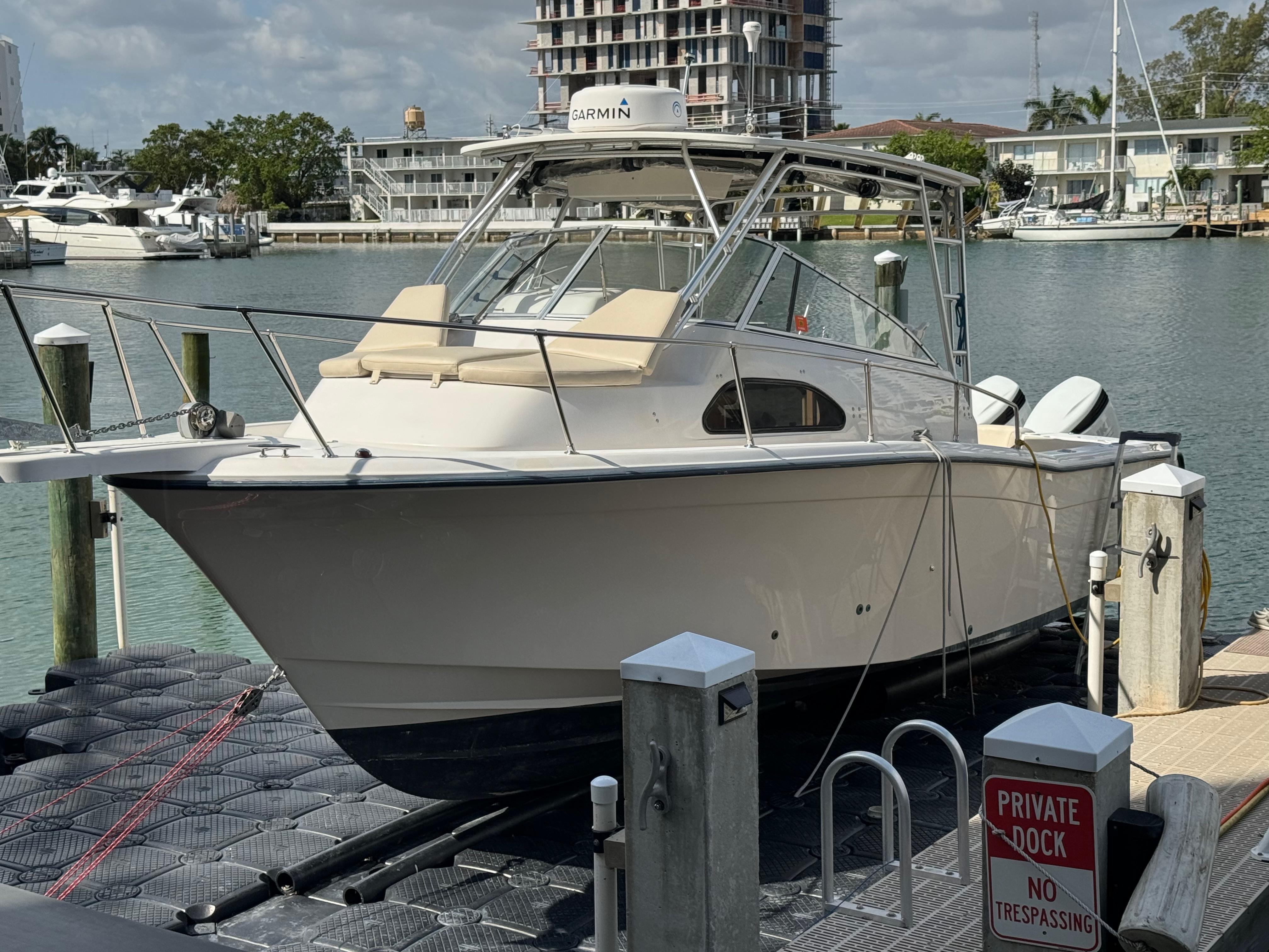 Grady-White  Marlin 300 Walkaround Cabin