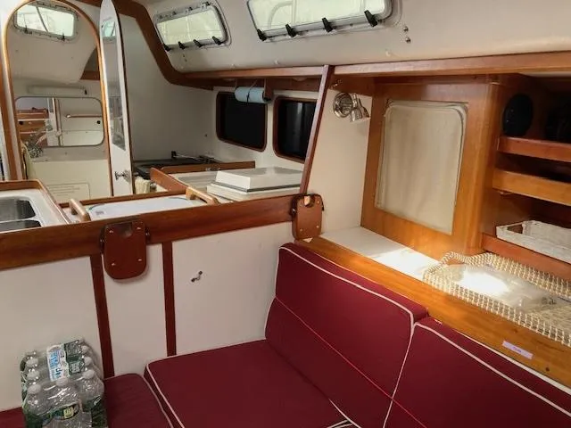 Finezza Veloce Yacht Photos Pics Looking aft, main saloon
