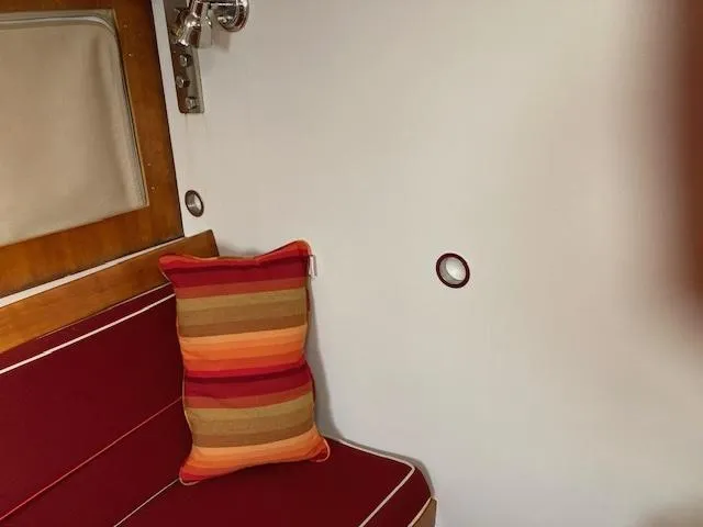 Finezza Veloce Yacht Photos Pics Looking forward, main saloon