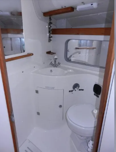 Finezza Veloce Yacht Photos Pics Owner's stateroom private head