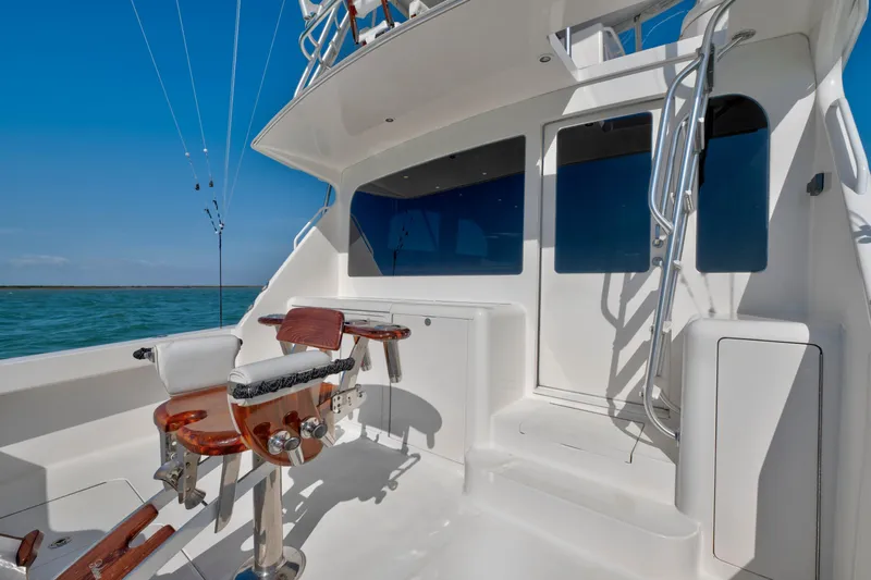  Yacht Photos Pics 2008 Viking Convertible yacht deck with fishing chair and ocean view.