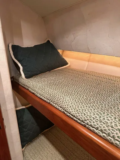 Gran Vida Yacht Photos Pics 1998 Ocean Yachts Super Sport cabin with cozy bunk beds and decorative pillows.