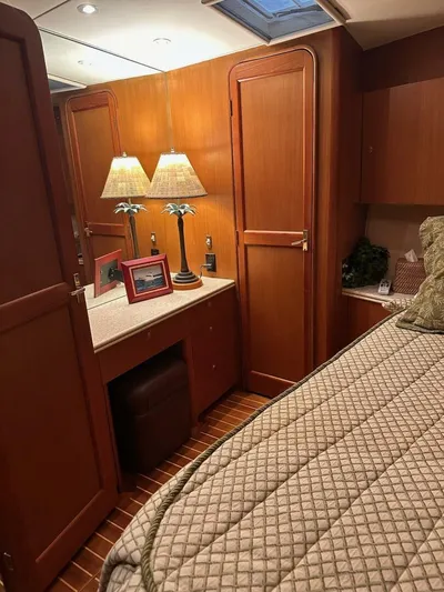 Gran Vida Yacht Photos Pics Luxurious 1998 Ocean Yachts Super Sport cabin with elegant wood finish and cozy bedding.
