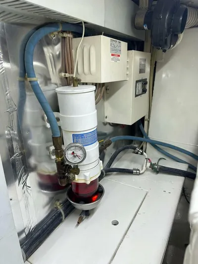 Gran Vida Yacht Photos Pics Engine room of 1998 Ocean Yachts Super Sport with fuel filter and gauge.