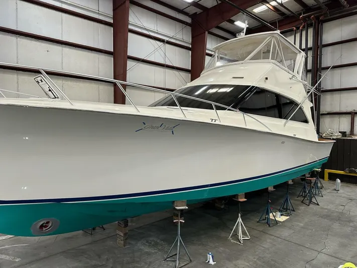 Gran Vida Yacht Photos Pics 1998 Ocean Yachts Super Sport boat in a warehouse, elevated on stands.