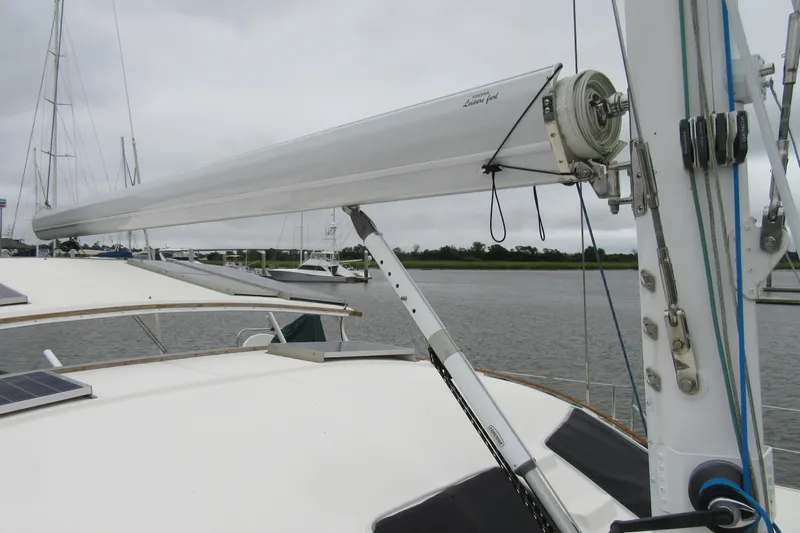 Pippin Yacht Photos Pics Catana 471 catamaran, 2001 model, featuring a sleek mast and rigging system.