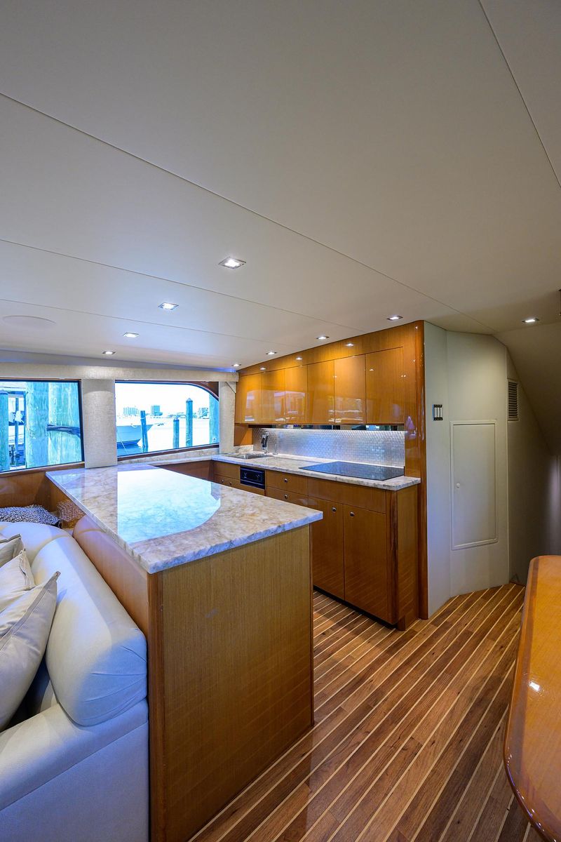 2004 Viking 65 