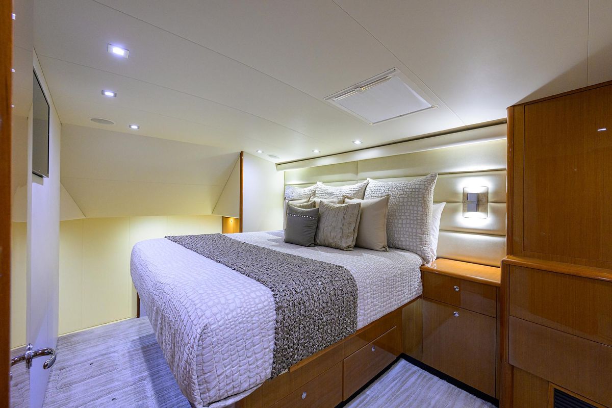 2004 Viking 65 
