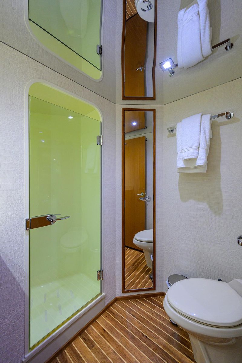 2004 Viking 65 